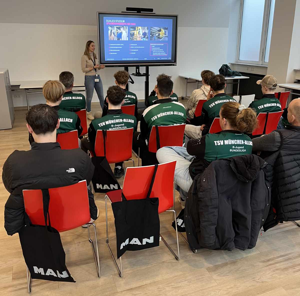 B-Jugend des TSV Allach zu Besuch beim Hauptsponsor MAN